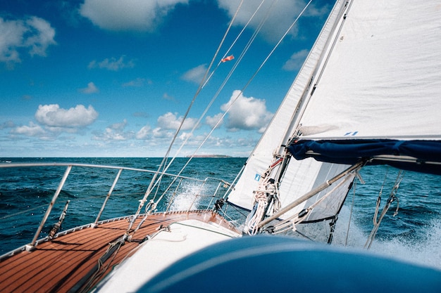 Zeilboot zeilt in de zee tegen de lucht