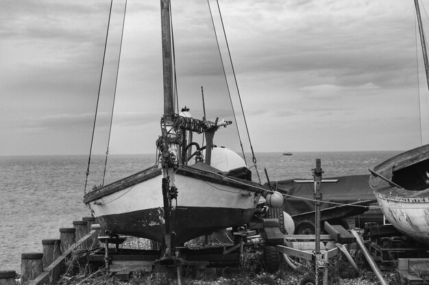 Foto zeilboot zeilt in de zee tegen de lucht