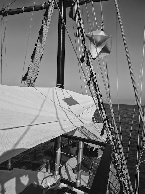 Zeilboot zeilt in de zee tegen de lucht