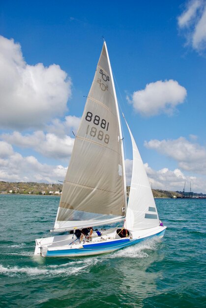 Zeilboot zeilt in de zee tegen de lucht