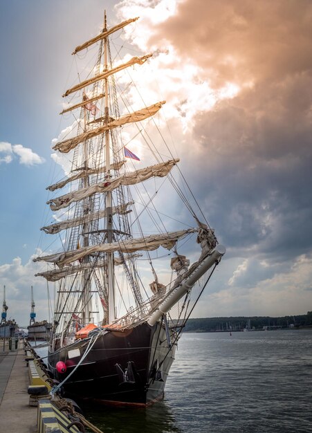 Foto zeilboot zeilt op zee tegen de lucht