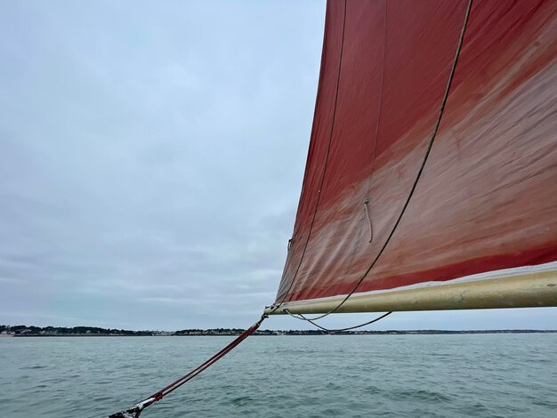 Foto zeilboot zeilt op zee tegen de lucht