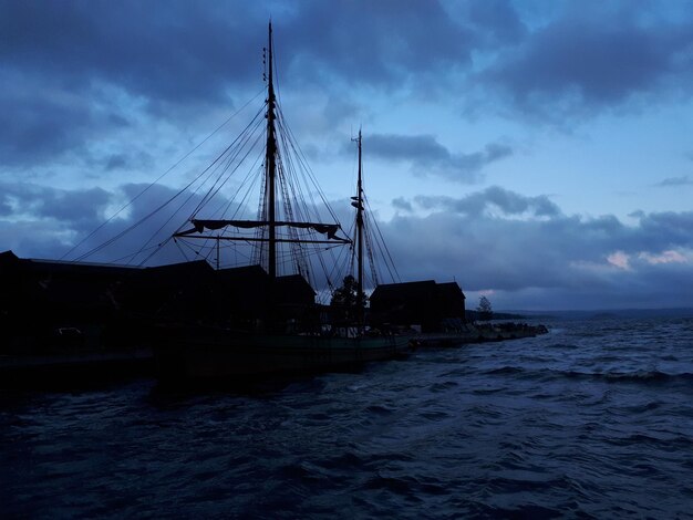 Foto zeilboot zeilt op zee tegen de lucht