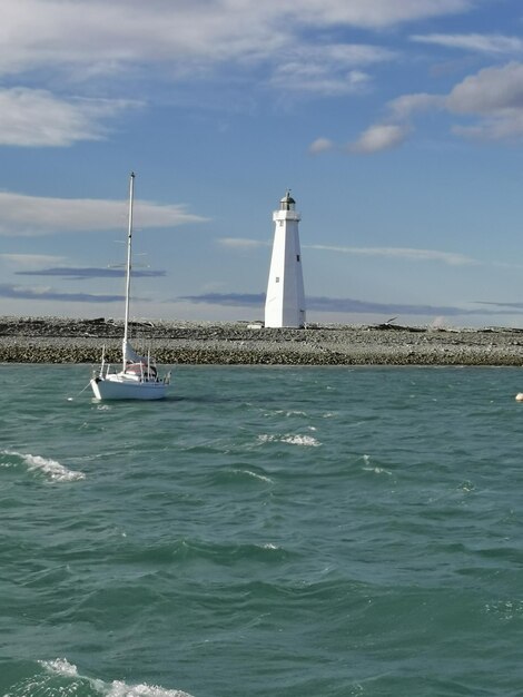 Foto zeilboot zeilt op zee tegen de lucht