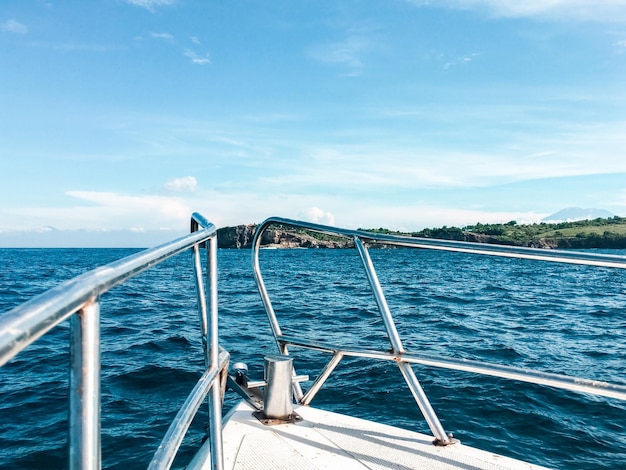 Zeilboot zeilt op zee tegen de lucht