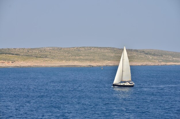 Foto zeilboot zeilt op zee tegen een heldere lucht