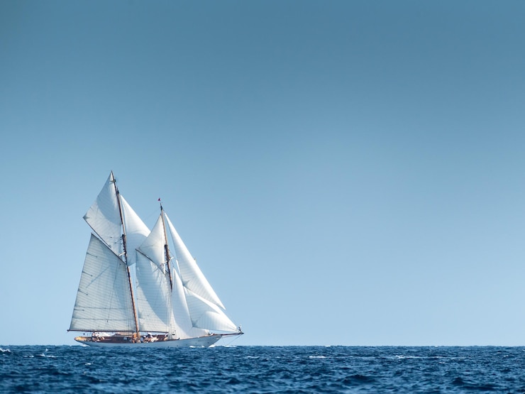 Foto zeilboot zeilt op zee tegen een heldere lucht