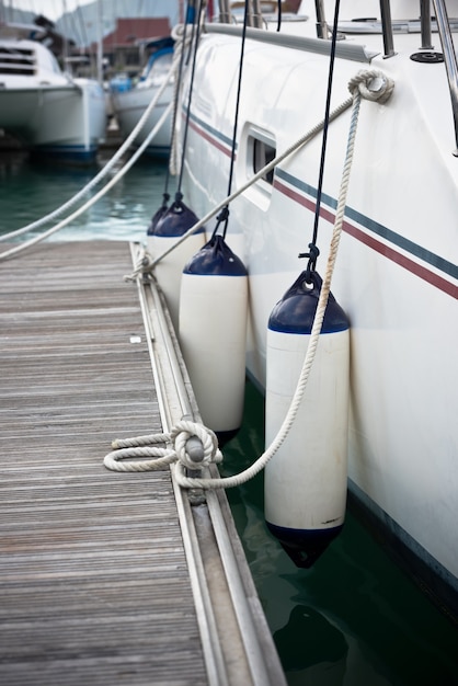 Zeilboot Zijspatborden CloseUp. Boot bescherming