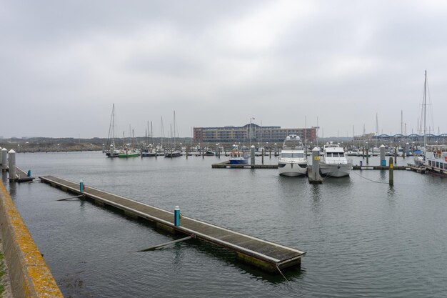 Foto zeilboten aan de haven