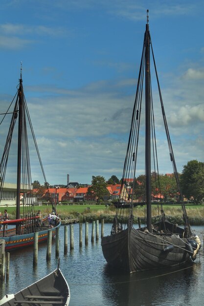 Foto zeilboten aan de rivier tegen de lucht