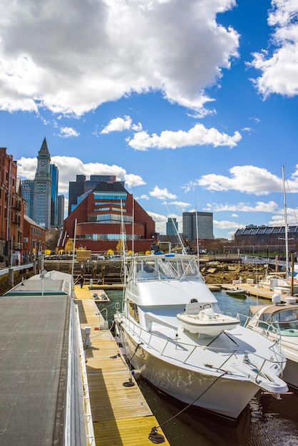 Zeilboten bij Long Wharf en de skyline met Custom House en Financial District in Boston, Massachusetts, de Verenigde Staten.