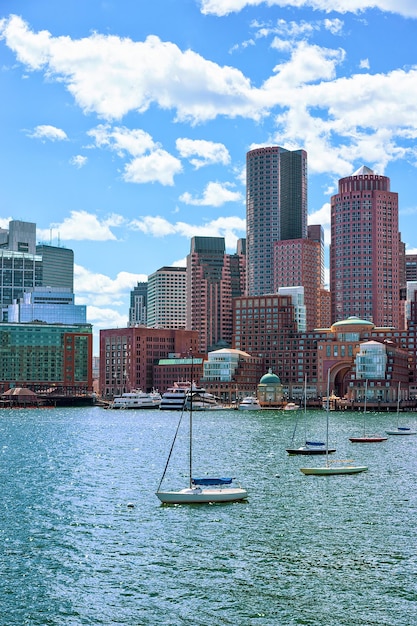 Zeilboten die over de Charles-rivier varen met de skyline van de stad op de achtergrond in Boston, Amerika