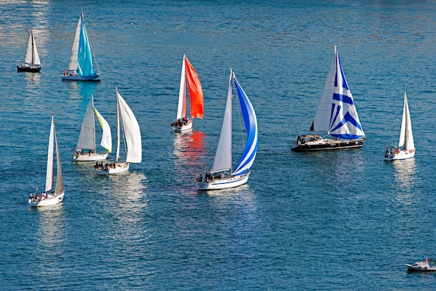 Foto zeilboten en jachten in de bosporus cup in istanboel, turkije