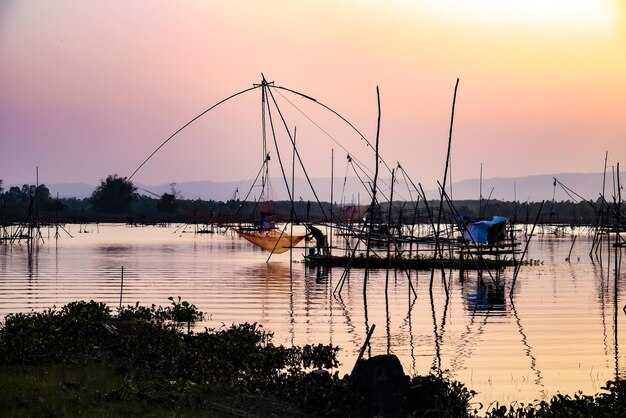 Foto zeilboten in de jachthaven bij zonsondergang