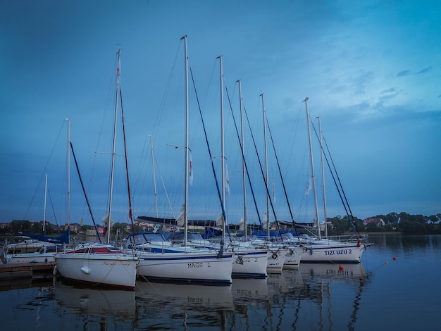 Zeilboten in de jachthaven