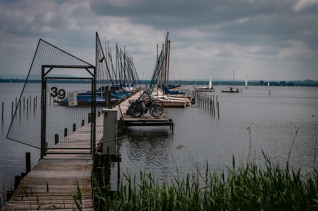 Zeilboten op de pier bij zee tegen de lucht.