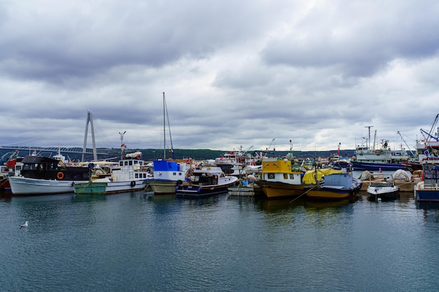 Foto zeilboten verankerd in de haven tegen de lucht