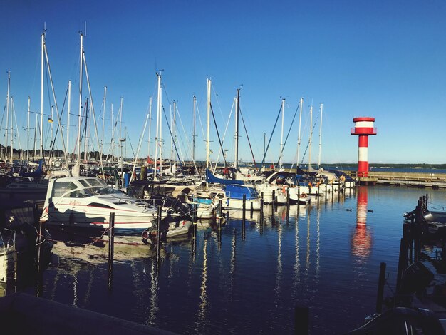 Zeilboten verankerd in de haven tegen een heldere blauwe lucht