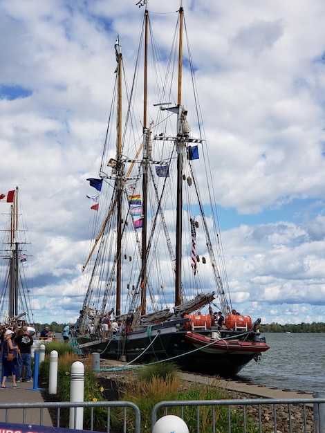 Zeilboten zeilen in de zee tegen de lucht