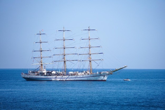 Zeilboten zeilen op zee tegen een heldere lucht