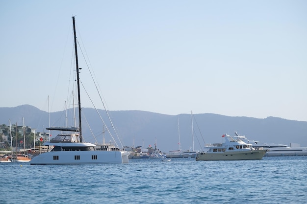 Zeilcatamaran ligt voor anker in de zee