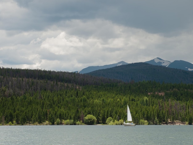 Zeilen op bergmeer in de Rocky Mountains. Lake Dillon, Colorado