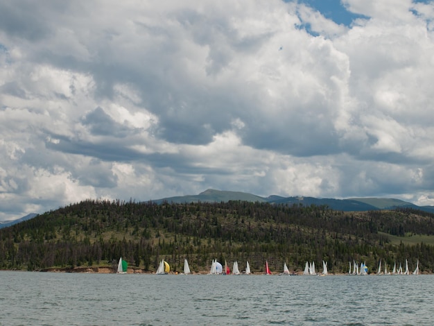 Zeilen op bergmeer in de Rocky Mountains. Lake Dillon, Colorado