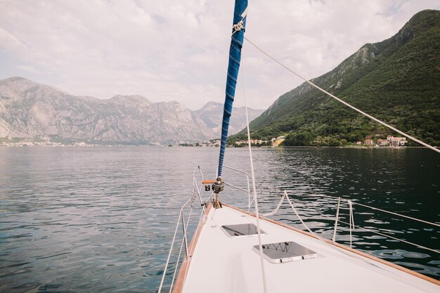 Zeilen op jacht in schilderachtig uitzicht Kotor Bay Montenegro