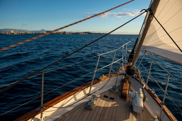 Zeilen tegen de wind door de golven Alicante baai Costa Blanca Spanje