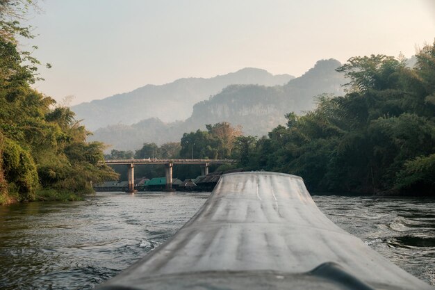 Zeilende longtailboot sightseeing regenwoud in rivier kwai