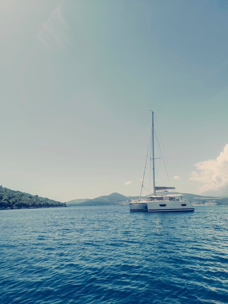 Zeiljacht Catamaran in de tropische zee, zeilen, luxe zeilen