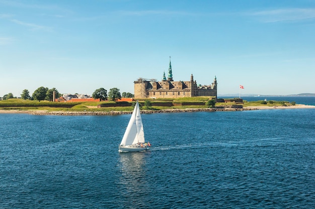 Zeiljacht op een achtergrond van het kasteel