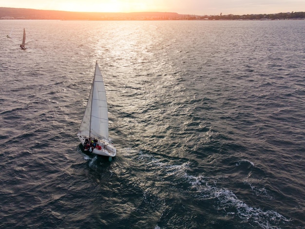 Zeiljachten regatta race op zee luchtfoto