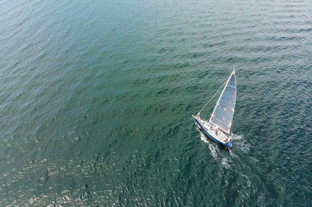 Zeiljachten regatta. Serie jachten en schepen. foto van drone.