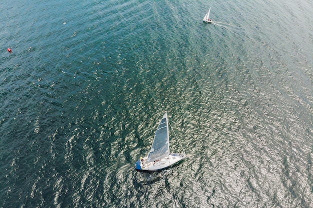 Zeiljachten regatta. Serie jachten en schepen. foto van drone.