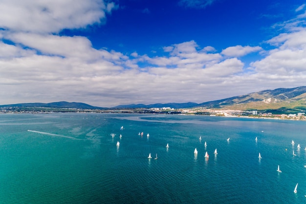 Zeilregatta in Gelendzhik Bay Talrijke witte zeilen in het smaragdgroene water van de Zwarte Zee