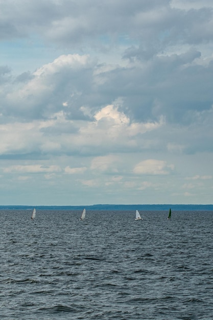 Zeilregatta voor kinderen op de rivier de Wolga