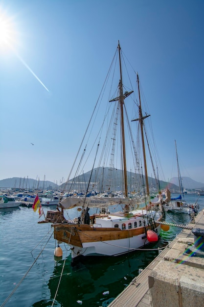 Zeilschip in de haven van Cartagena, Spanje