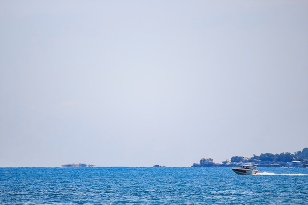 Zeilschip, speedboot, jacht op de zee