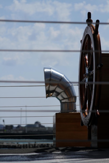 Zeilschip tegen de lucht