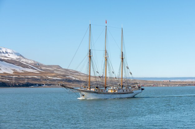 Zeilschip voor anker op Longyearbyen, Svalbard. Passagiers cruiseschip. Arctische en Antarctische cruise.