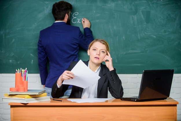 Zeker in hun succesvolle toekomst papierwerk kantoor leven leraar en student op examen terug naar school formeel onderwijs zakenpaar gebruik laptop en documenten zakenman en secretaresse