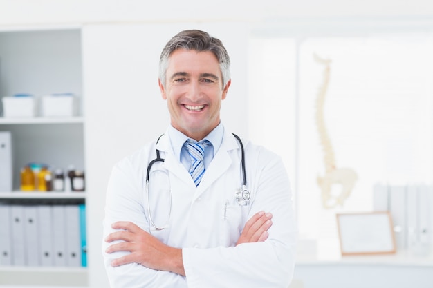 Zekere arts met gekruiste wapens status in kliniek