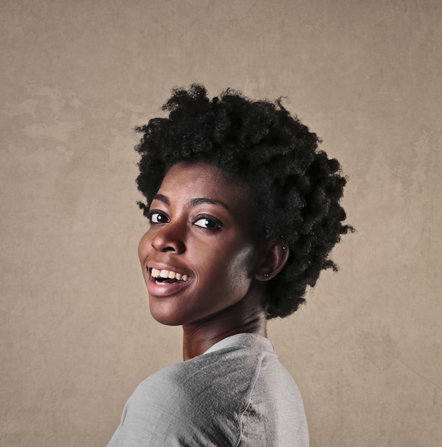 Zekere glimlachende Afro-vrouw