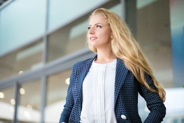 Foto zekere jonge vrouwelijke manager openlucht in het moderne stedelijke plaatsen