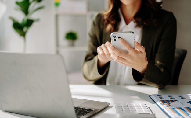 Zekere onderneemster die aan laptoptablet en tablet werkt bij haar werkplaats bij officexA