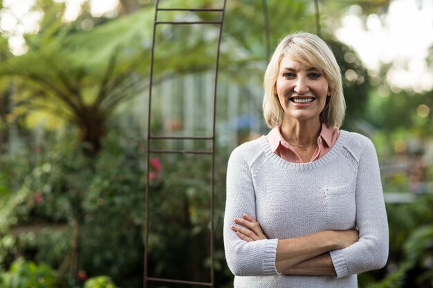 Zekere vrouw die zich bij serre bevindt