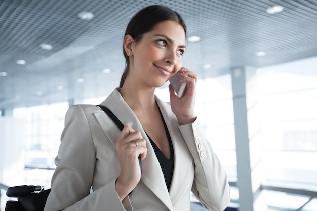 Zekere vrouw oplossen zakelijke problemen op de telefoon