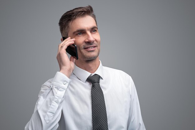 Zekere zakenman die op telefoon spreekt