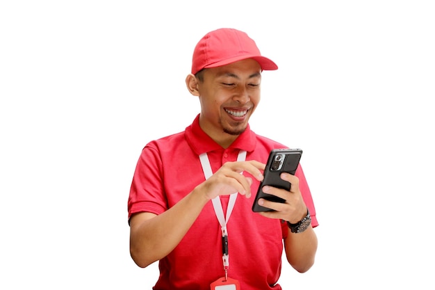 Zekerzinnige Aziatische bezorger die telefoon gebruikt om bezorging te volgen